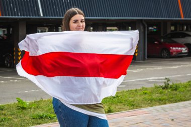 Beyaz Rusya, Minsk 'te çalınan cumhurbaşkanlığı seçimlerine karşı barışçıl protestolarda çiçek tutan insanlar