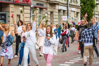 Beyaz Rusya, Minsk 'te çalınan cumhurbaşkanlığı seçimlerine karşı barışçıl protestolarda çiçek tutan insanlar