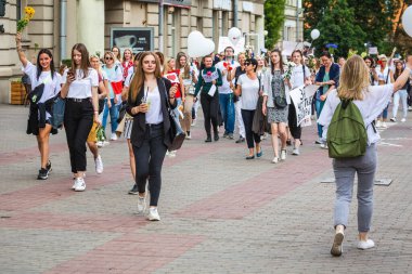 Beyaz Rusya, Minsk 'te çalınan cumhurbaşkanlığı seçimlerine karşı barışçıl protestolarda çiçek tutan insanlar
