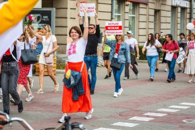 Beyaz Rusya, Minsk 'te çalınan cumhurbaşkanlığı seçimlerine karşı barışçıl protestolarda çiçek tutan insanlar