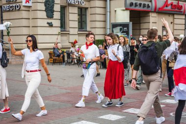 Beyaz Rusya, Minsk 'te çalınan cumhurbaşkanlığı seçimlerine karşı barışçıl protestolarda çiçek tutan insanlar