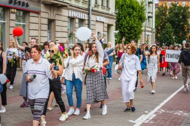Beyaz Rusya, Minsk 'te çalınan cumhurbaşkanlığı seçimlerine karşı barışçıl protestolarda çiçek tutan insanlar