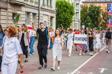 Beyaz Rusya, Minsk 'te çalınan cumhurbaşkanlığı seçimlerine karşı barışçıl protestolarda çiçek tutan insanlar