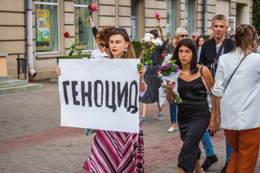 Beyaz Rusya 'nın Minsk kentinde çalınan cumhurbaşkanlığı seçimlerine karşı barışçıl protestolarda Rusya' daki 