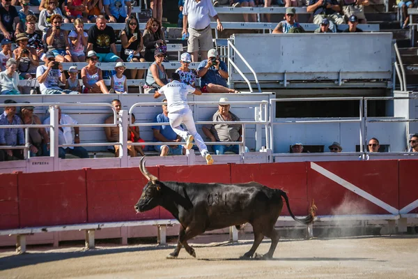 Giochi Tradizionali Arles Uomini Che Corrono Combattono Contro Toro Della — Foto Stock