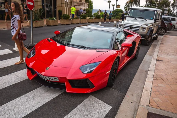 Gece Monte-Carlo Kumarhanesi, Paris Oteli, gece aydınlanması, lüks arabalar, oyuncular, turistler, çeşmeler, Cafe de Paris. Monako, Monako - 29 Temmuz 2016.