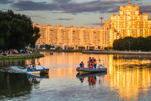 Die Sicherung Auf Dem Wasser Die Menschen Weißrussland Beteiligen Sich — Stockfoto