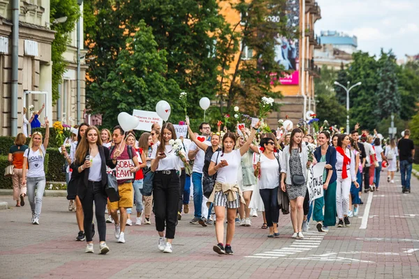 Люди Тримають Квіти Під Час Мирних Протестів Проти Викрадених Президентських — стокове фото