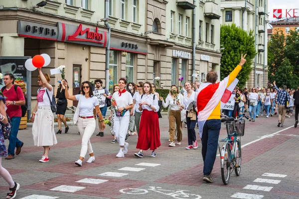 Beyaz Rusya, Minsk 'te çalınan cumhurbaşkanlığı seçimlerine karşı barışçıl protestolarda çiçek tutan insanlar