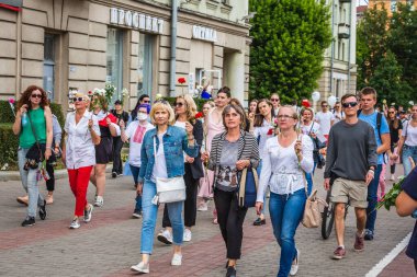 Beyaz Rusya, Minsk 'te çalınan cumhurbaşkanlığı seçimlerine karşı barışçıl protestolarda çiçek tutan insanlar