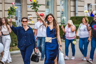 Beyaz Rusya, Minsk 'te çalınan cumhurbaşkanlığı seçimlerine karşı barışçıl protestolarda çiçek tutan insanlar