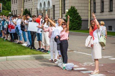 Beyaz Rusya, Minsk 'te çalınan cumhurbaşkanlığı seçimlerine karşı barışçıl protestolarda çiçek tutan insanlar