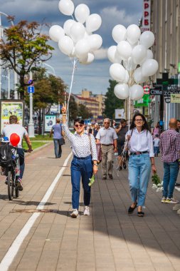 Beyaz Rusya, Minsk 'te düzenlenen cumhurbaşkanlığı seçimlerine karşı düzenlenen barışçıl protestolarda kadınlar balon tutuyor. Minsk, Belarus - 15 Ağustos 2020.