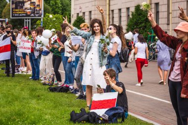 Öğrenciler, Minsk, Belarus 'ta çalınan başkanlık seçimlerine karşı barışçıl protestolarda Ziyaretçi işareti gösteriyorlar.