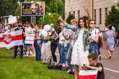 Öğrenciler, Minsk, Belarus 'ta çalınan başkanlık seçimlerine karşı barışçıl protestolarda Ziyaretçi işareti gösteriyorlar.