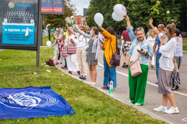 Beyaz Rusya, Minsk 'te çalınan cumhurbaşkanlığı seçimlerine karşı barışçıl protestolarda çiçek tutan insanlar
