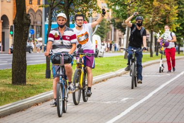 Beyaz Rusya, Minsk 'te çalınan başkanlık seçimlerine karşı barışçıl protestolar sırasında bisikletçiler. Minsk, Belarus - 15 Ağustos 2020.