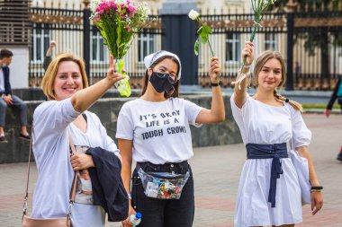 Beyaz Rusya, Minsk 'te çalınan cumhurbaşkanlığı seçimlerine karşı barışçıl protestolarda çiçek tutan insanlar