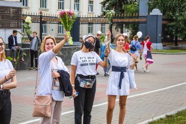 Beyaz Rusya, Minsk 'te çalınan cumhurbaşkanlığı seçimlerine karşı barışçıl protestolarda çiçek tutan insanlar