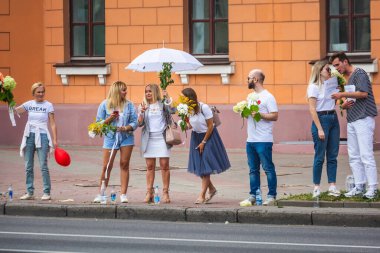Beyaz Rusya, Minsk 'te çalınan cumhurbaşkanlığı seçimlerine karşı barışçıl protestolarda çiçek tutan insanlar