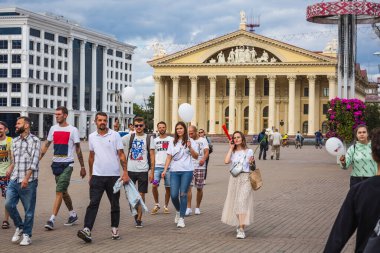 Beyaz Rusya, Minsk 'te çalınan başkanlık seçimlerine karşı barışçıl protestolar sırasında balon tutan insanlar