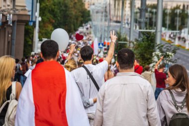 Beyaz Rusya 'nın Minsk kentinde çalınan cumhurbaşkanlığı seçimlerine karşı barışçıl protestolar sırasında büyük bir kalabalık toplandı.