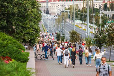 Beyaz Rusya 'nın Minsk kentinde çalınan cumhurbaşkanlığı seçimlerine karşı barışçıl protestolar sırasında büyük bir kalabalık toplandı.