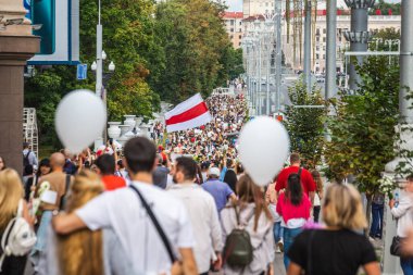 Beyaz Rusya 'nın Minsk kentinde çalınan cumhurbaşkanlığı seçimlerine karşı barışçıl protestolar sırasında büyük bir kalabalık toplandı.