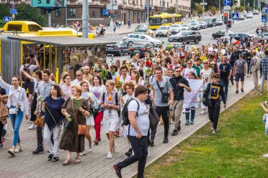 Beyaz Rusya 'nın Minsk kentinde çalınan cumhurbaşkanlığı seçimlerine karşı barışçıl protestolar sırasında büyük bir kalabalık toplandı.