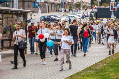 Beyaz Rusya 'nın Minsk kentinde çalınan cumhurbaşkanlığı seçimlerine karşı barışçıl protestolar sırasında büyük bir kalabalık toplandı.