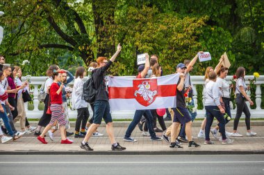 Beyaz Rusya 'nın Minsk kentinde çalınan cumhurbaşkanlığı seçimlerine karşı düzenlenen barışçıl protestolar sırasında ellerinde bayrak tutan insanlar