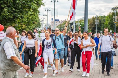 Beyaz Rusya, Minsk 'te çalınan cumhurbaşkanlığı seçimlerine karşı düzenlenen barışçıl protestolar sırasında bayraklar tutan insanlar