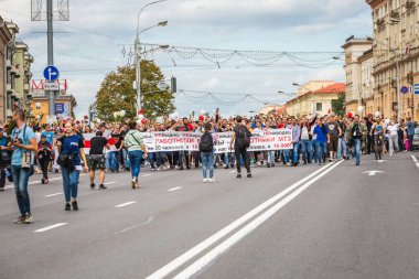 Beyaz Rusya, Minsk 'te çalınan cumhurbaşkanlığı seçimlerine karşı düzenlenen barışçıl protestolar sırasında ellerinde tabelalar tutan insanlar