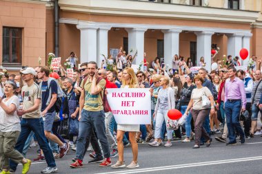 Beyaz Rusya, Minsk 'te çalınan cumhurbaşkanlığı seçimlerine karşı düzenlenen barışçıl protestolar sırasında ellerinde tabelalar tutan insanlar