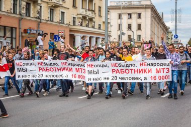 Beyaz Rusya, Minsk 'te çalınan cumhurbaşkanlığı seçimlerine karşı düzenlenen barışçıl protestolar sırasında ellerinde tabelalar tutan insanlar