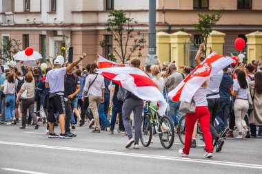 Beyaz Rusya, Minsk 'te çalınan cumhurbaşkanlığı seçimlerine karşı düzenlenen barışçıl protestolar sırasında bayraklar tutan insanlar