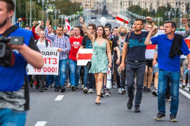 Beyaz Rusya 'nın Minsk kentinde çalınan cumhurbaşkanlığı seçimlerine karşı barışçıl protestolar sırasında büyük bir kalabalık toplandı.