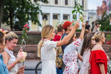 Beyaz Rusya 'nın Minsk kentinde çalınan cumhurbaşkanlığı seçimlerine karşı barışçıl protestolar sırasında büyük bir kalabalık toplandı.