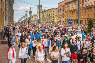 Beyaz Rusya 'nın Minsk kentinde çalınan cumhurbaşkanlığı seçimlerine karşı barışçıl protestolar sırasında büyük bir kalabalık toplandı.