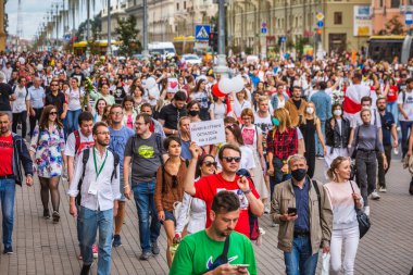 Beyaz Rusya 'nın Minsk kentinde çalınan cumhurbaşkanlığı seçimlerine karşı barışçıl protestolar sırasında büyük bir kalabalık toplandı.