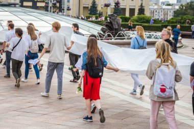 Beyaz giysili insanlar, Beyaz Rusya, Minsk 'te çalınan başkanlık seçimlerine karşı barışçıl protestolarda. Minsk, Belarus - 15 Ağustos 2020.