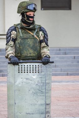 Beyaz Rusya, Minsk 'teki hileli seçimlere karşı barışçıl protesto sırasında Hükümet Binası yakınlarındaki ana Bağımsızlık Meydanı' ndaki askerler. Minsk, Belarus - 15 Ağustos 2020.