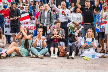 Beyaz Rusya, Minsk 'teki hileli seçimlere karşı barışçıl protesto sırasında Hükümet Binası yakınlarındaki ana Bağımsızlık Meydanı' ndaki protestocular. Minsk, Belarus - 15 Ağustos 2020.
