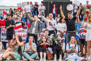 Beyaz Rusya, Minsk 'teki hileli seçimlere karşı barışçıl protesto sırasında Hükümet Binası yakınlarındaki ana Bağımsızlık Meydanı' ndaki protestocular. Minsk, Belarus - 15 Ağustos 2020.