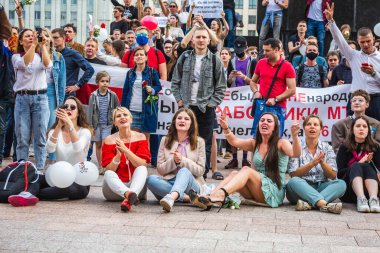 Beyaz Rusya, Minsk 'teki hileli seçimlere karşı barışçıl protesto sırasında Hükümet Binası yakınlarındaki ana Bağımsızlık Meydanı' ndaki protestocular. Minsk, Belarus - 15 Ağustos 2020.