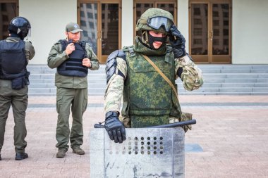 Beyaz Rusya, Minsk 'teki hileli seçimlere karşı barışçıl protesto sırasında Hükümet Binası yakınlarındaki ana Bağımsızlık Meydanı' ndaki askerler. Minsk, Belarus - 15 Ağustos 2020.