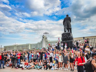 Beyaz Rusya, Minsk 'teki hileli seçimlere karşı barışçıl protesto sırasında Hükümet Binası yakınlarındaki ana Bağımsızlık Meydanı' ndaki protestocular. Minsk, Belarus - 15 Ağustos 2020.