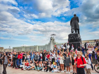 Beyaz Rusya, Minsk 'teki hileli seçimlere karşı barışçıl protesto sırasında Hükümet Binası yakınlarındaki ana Bağımsızlık Meydanı' ndaki protestocular. Minsk, Belarus - 15 Ağustos 2020.