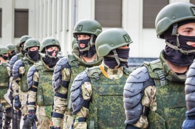 Beyaz Rusya, Minsk 'teki hileli seçimlere karşı barışçıl protesto sırasında Hükümet Binası yakınlarındaki ana Bağımsızlık Meydanı' ndaki askerler. Minsk, Belarus - 15 Ağustos 2020.