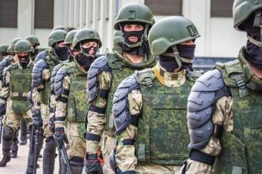 Beyaz Rusya, Minsk 'teki hileli seçimlere karşı barışçıl protesto sırasında Hükümet Binası yakınlarındaki ana Bağımsızlık Meydanı' ndaki askerler. Minsk, Belarus - 15 Ağustos 2020.